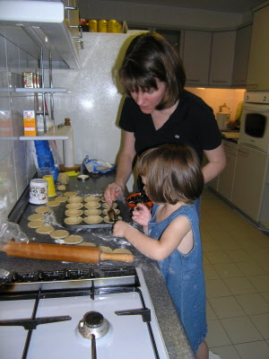 Lottie and Mummy making mince pies.
