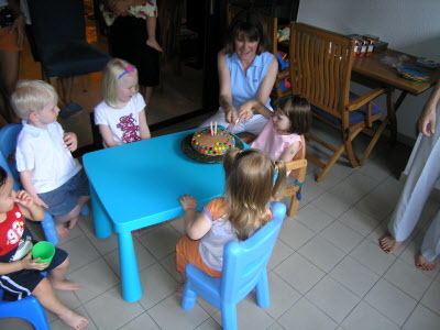 Cutting the cake with Mummy.