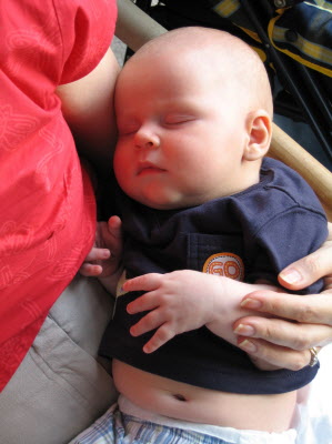 ... and look at that gorgeous tummy.