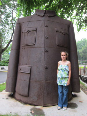 Lottie and Chinese statue.