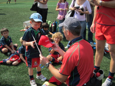 Canrad receiving his hat.